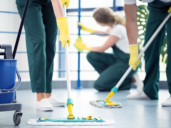 Pracownicy myjący podłogi