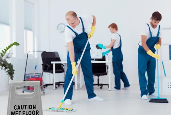 Pracownicy czyszczący podłogi